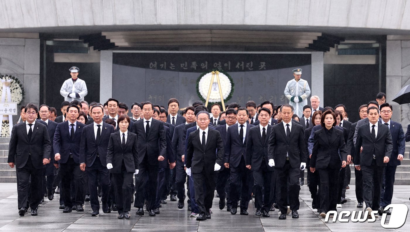 본문 이미지 - 윤재옥 원내대표를 비롯한 국민의힘과 국민의미래 소속 제22대 국회의원 당선인들이 16일 오전 서울 동작구 국립서울현충원에서 참배를 마친 뒤 이동하고 있다. 2024.4.16/뉴스1 ⓒ News1 구윤성 기자