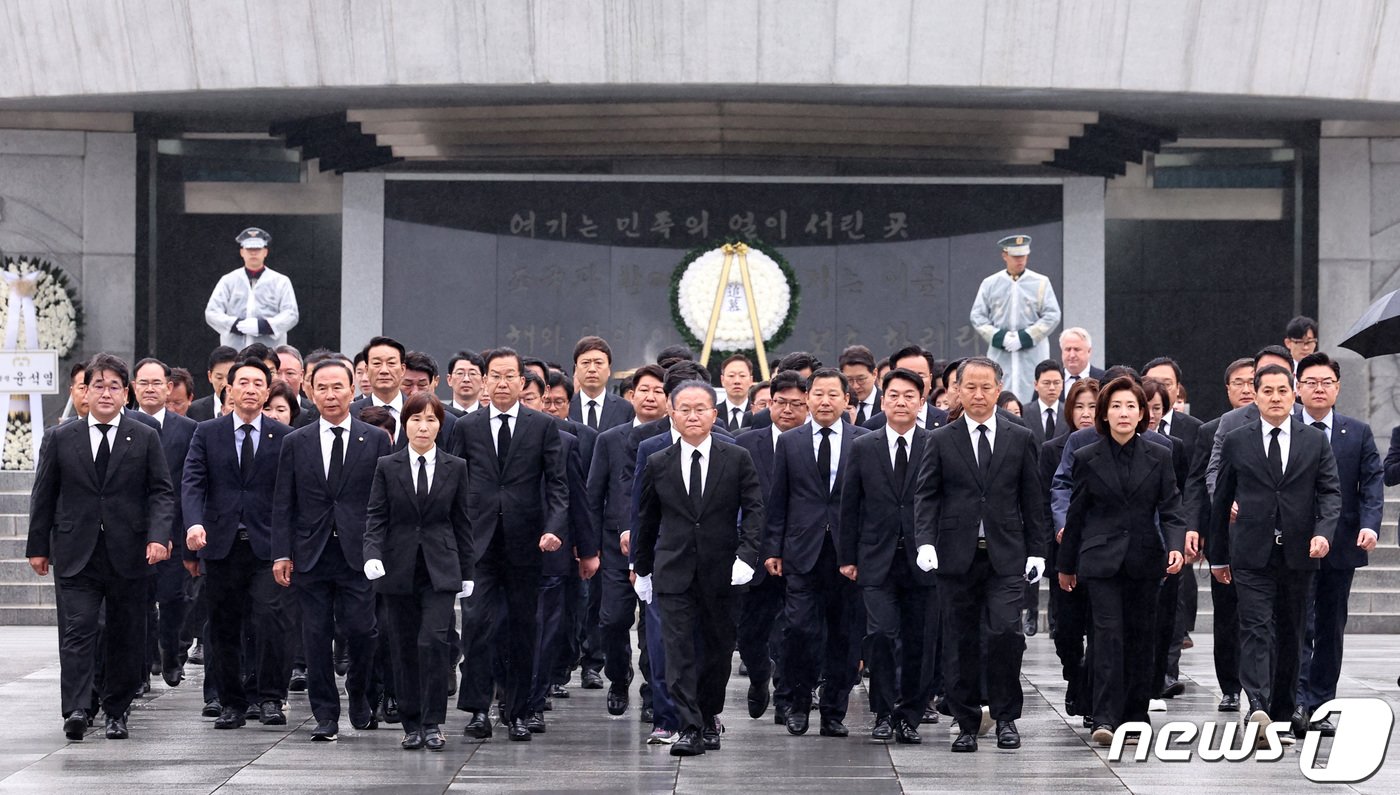 윤재옥 원내대표를 비롯한 국민의힘과 국민의미래 소속 제22대 국회의원 당선인들이 16일 오전 서울 동작구 국립서울현충원에서 참배를 마친 뒤 이동하고 있다. 2024.4.16/뉴스1 ⓒ News1 구윤성 기자