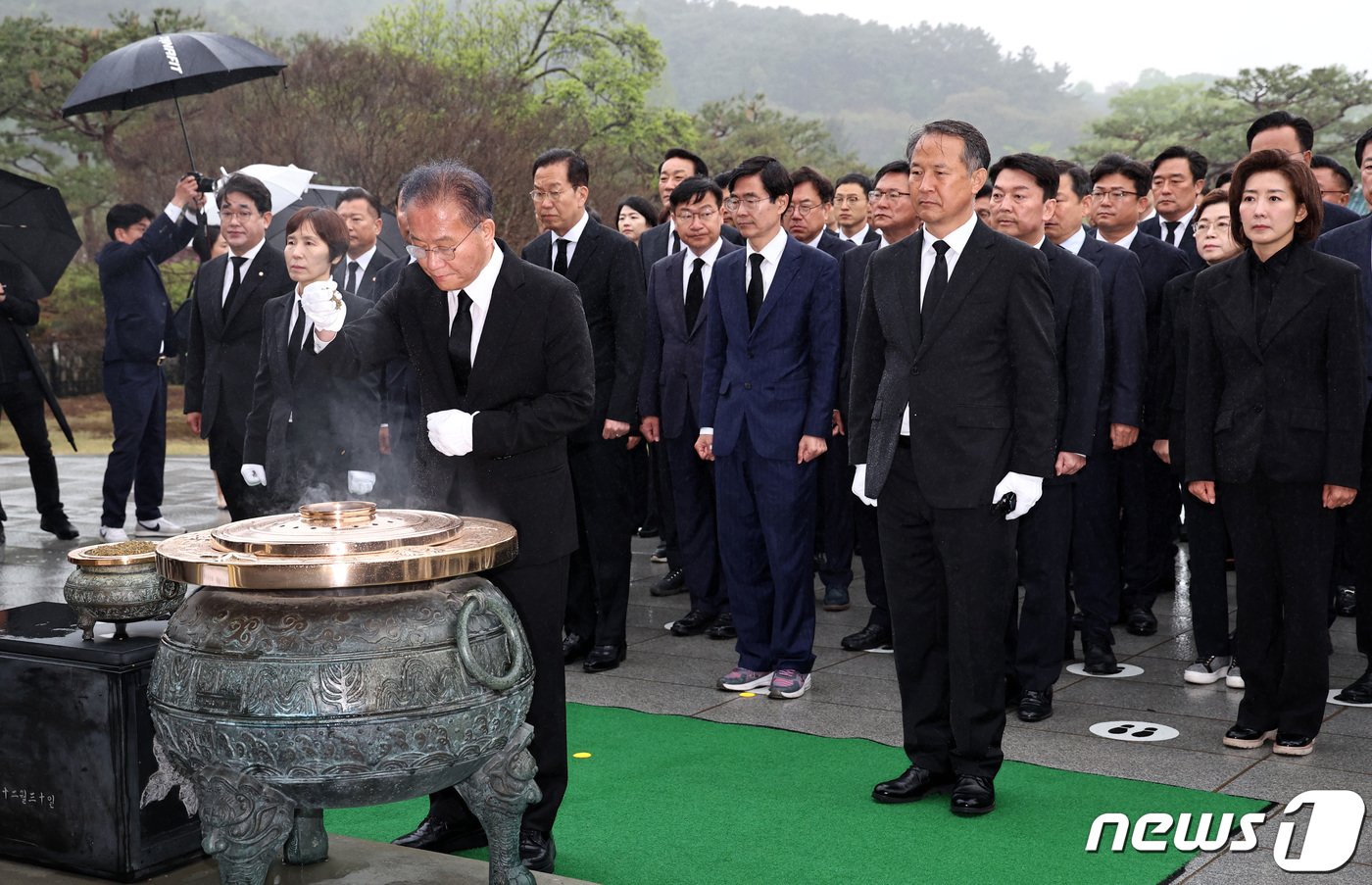 윤재옥 원내대표를 비롯한 국민의힘과 국민의미래 소속 제22대 국회의원 당선인들이 16일 오전 서울 동작구 국립서울현충원을 찾아 현충탑을 참배하고 있다. 2024.4.16/뉴스1 ⓒ News1 구윤성 기자