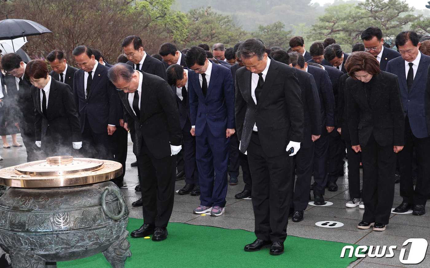 윤재옥 원내대표를 비롯한 국민의힘과 국민의미래 소속 제22대 국회의원 당선인들이 16일 오전 서울 동작구 국립서울현충원을 찾아 현충탑을 참배하고 있다. 2024.4.16/뉴스1 ⓒ News1 구윤성 기자