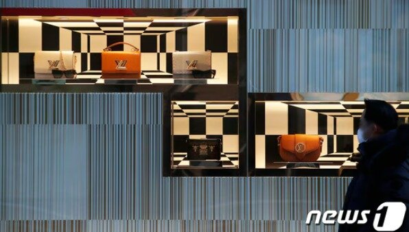 본문 이미지 - 서울 시내의 한 백화점 루이비통 매장 앞을 한 시민이 지나가고 있다.2022.1.18/뉴스1 ⓒ News1 권현진 기자