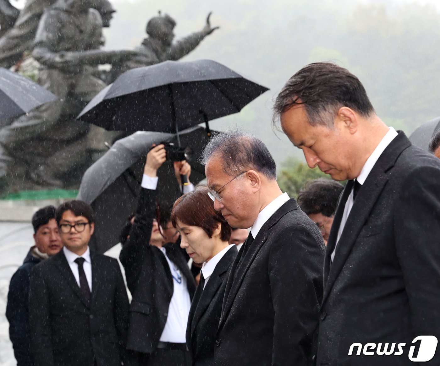 윤재옥 국민의힘 원내대표가 16일 오전 서울 동작구 국립서울현충원을 찾아 현충탑을 참배하고 있다. 2024.4.16/뉴스1 ⓒ News1 구윤성 기자