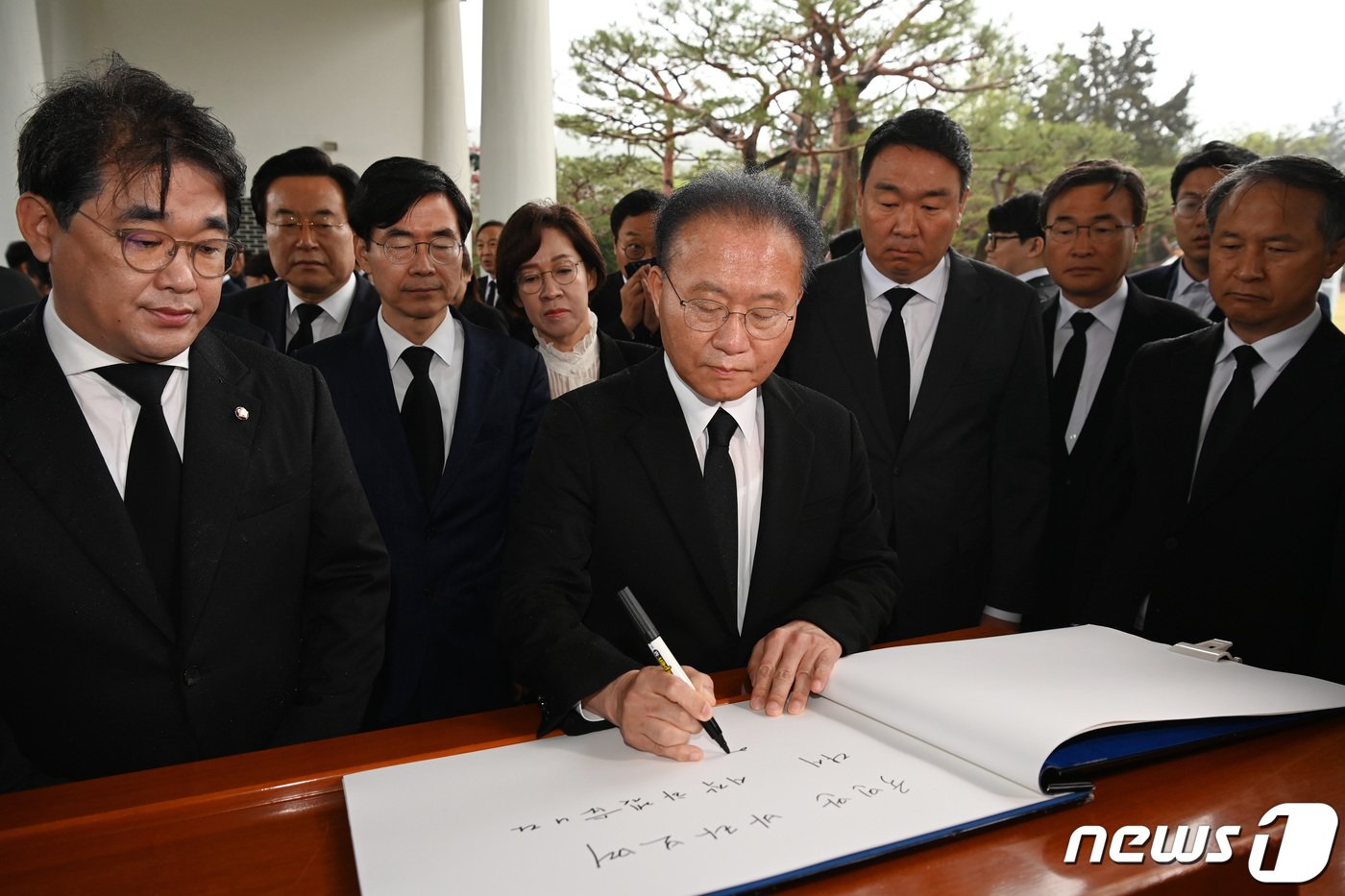 윤재옥 국민의힘 대표 권한대행이 16일 오전 서울 동작구 현충원에서 제22대 국민의힘·국민의미래 국회의원 당선인들과 참배를 마치고 방명록을 작성하고 있다.&#40;공동취재&#41; 2024.4.16/뉴스1 ⓒ News1 구윤성 기자