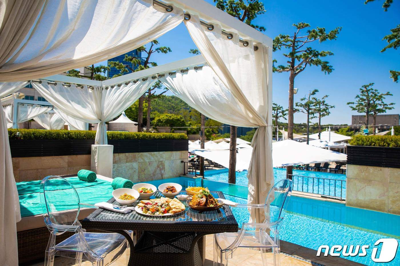 본문 이미지 - 반얀트리 클럽 앤 스파 서울이 개장하는 오아시스 야외 수영장 전경.(반얀트리 클럽 앤 스파 서울 제공)