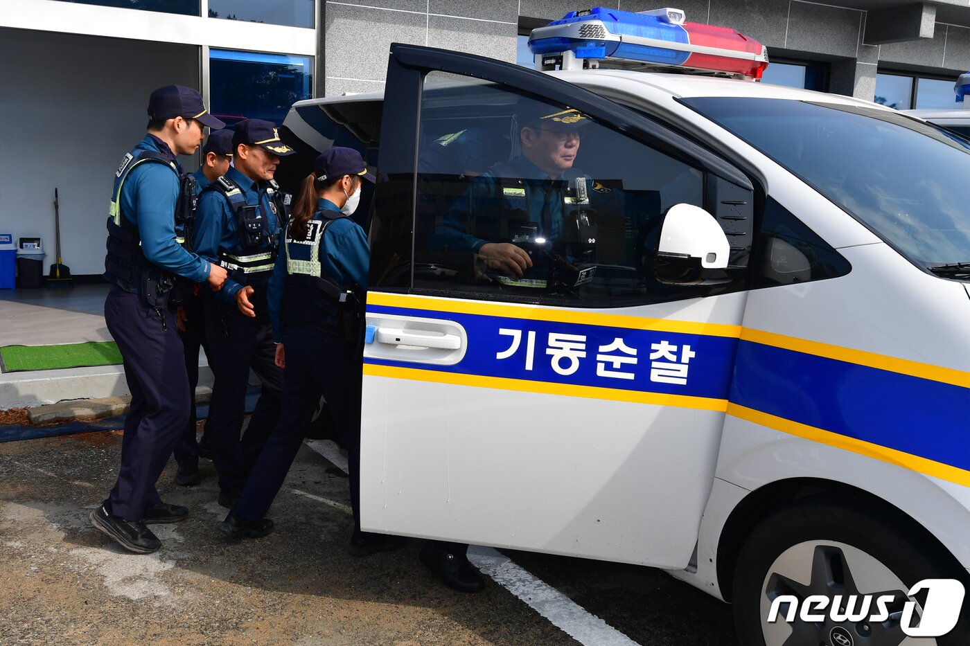 본문 이미지 - 지난해 4월 16일 오전 경북경찰청 기동순찰대 포항팀이 민생치안활동을 위해 출동하고 있다.  2024.4.16/뉴스1 ⓒ News1 최창호 기자