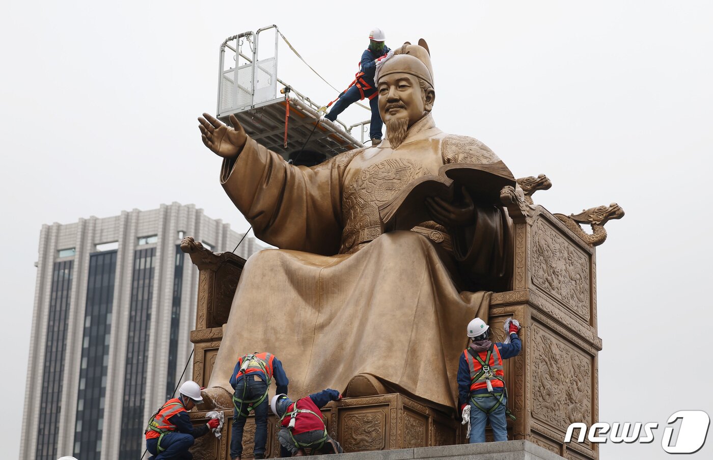 본문 이미지 - 서울시 관계자들이 16일 오전 서울 세종대로 광화문 광장에서 세종대왕 동상을 세척하고 있다. 2024.4.16/뉴스1 ⓒ News1 김민지 기자
