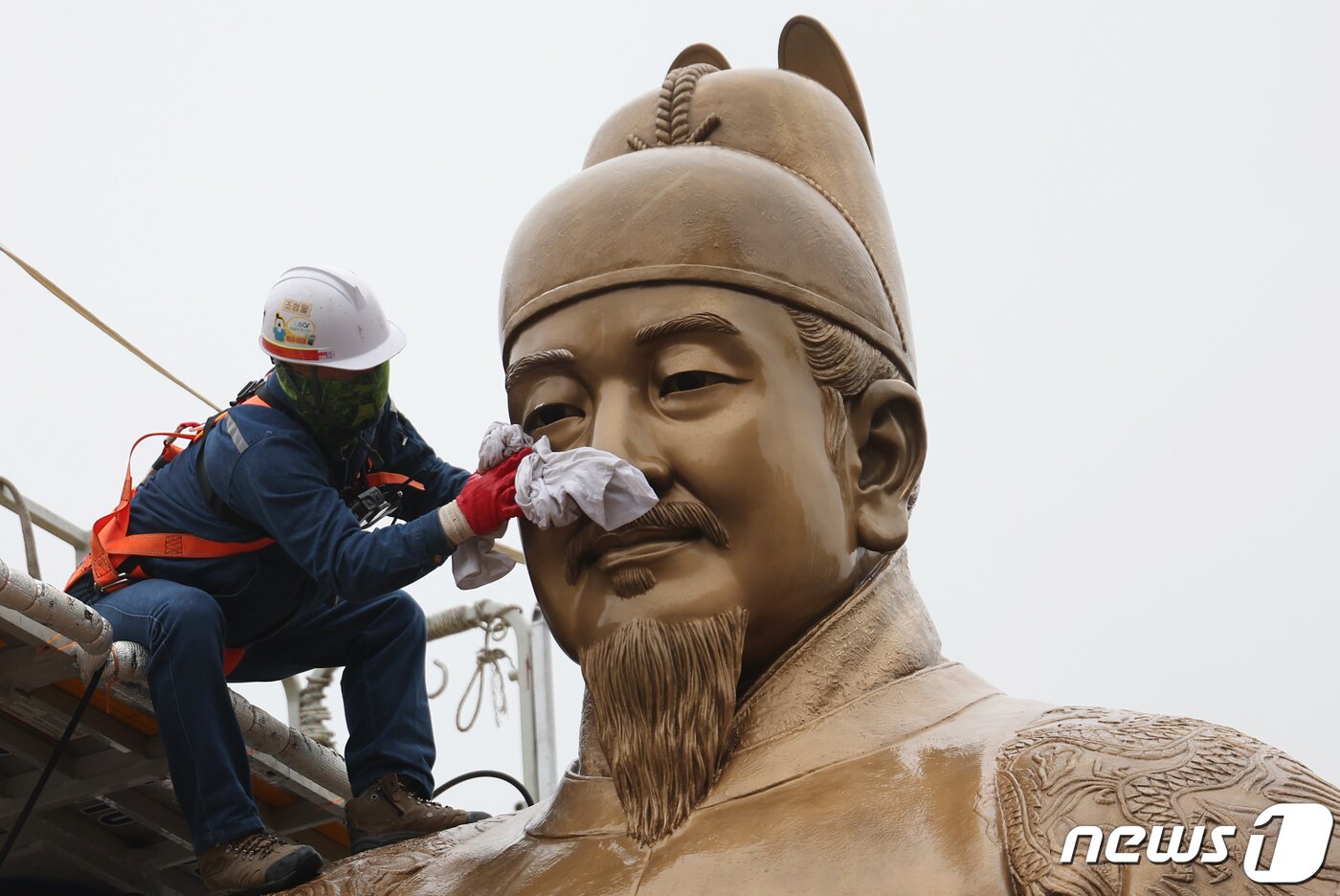 본문 이미지 - 서울시 관계자들이 16일 오전 서울 세종대로 광화문 광장에서 세종대왕 동상을 세척하고 있다. 2024.4.16/뉴스1 ⓒ News1 김민지 기자