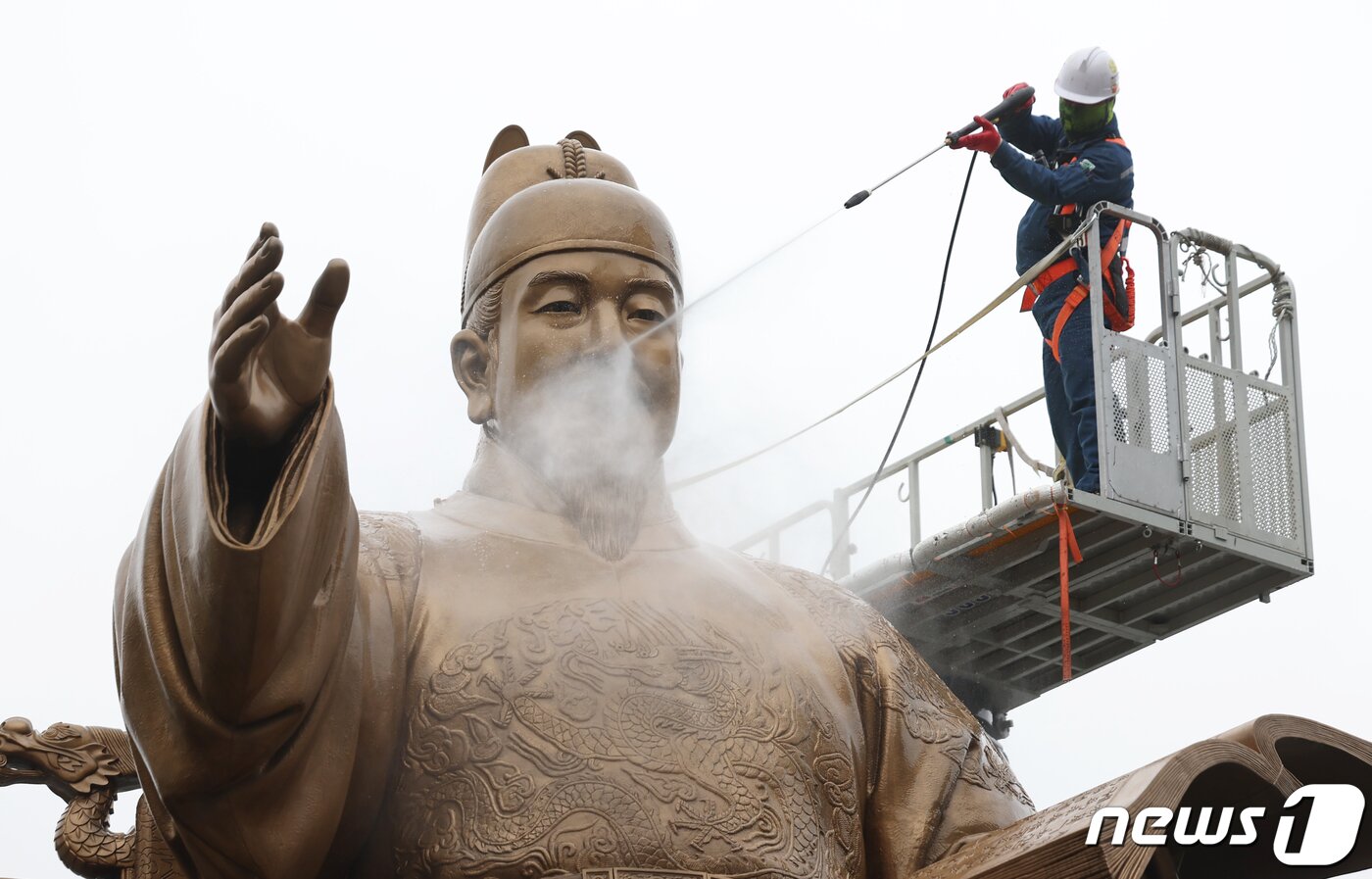 본문 이미지 - 서울시 관계자들이 16일 오전 서울 세종대로 광화문 광장에서 세종대왕 동상을 세척하고 있다. 2024.4.16/뉴스1 ⓒ News1 김민지 기자