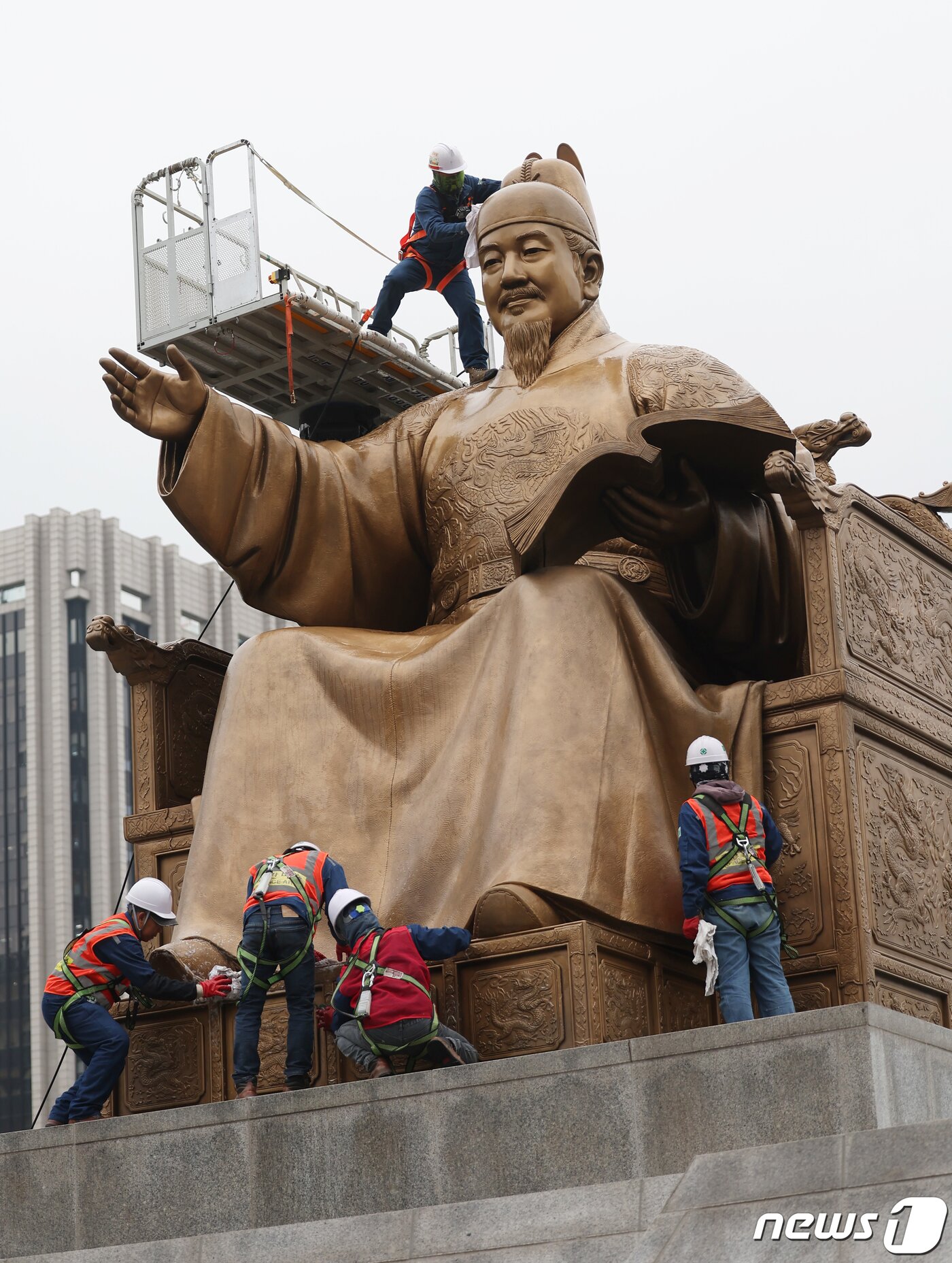 본문 이미지 - 서울시 관계자들이 16일 오전 서울 세종대로 광화문 광장에서 세종대왕 동상을 세척하고 있다. 2024.4.16/뉴스1 ⓒ News1 김민지 기자