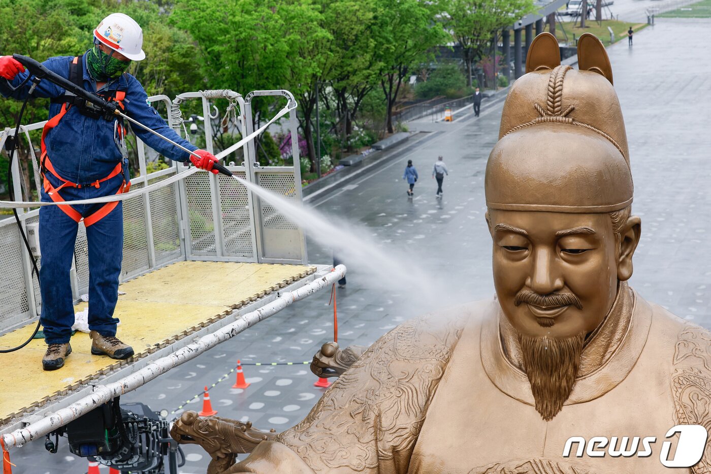 본문 이미지 - 서울시 관계자들이 16일 오전 서울 세종대로 광화문 광장에서 세종대왕 동상을 세척하고 있다. 최근 황사와 미세먼지로 묵은 때가 동상을 두껍게 덮고 있어 세척 작업은 총 4단계(먼지 제거·세척·이물질 제거·코팅)로 이뤄진다. (공동취재) 2024.4.16/뉴스1 ⓒ News1 김민지 기자