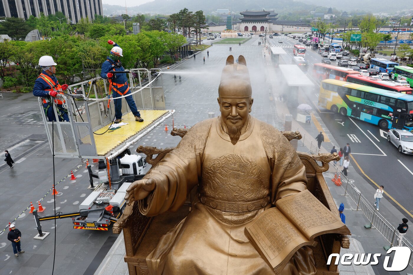 본문 이미지 - 서울시 관계자들이 16일 오전 서울 세종대로 광화문 광장에서 세종대왕 동상을 세척하고 있다. 최근 황사와 미세먼지로 묵은 때가 동상을 두껍게 덮고 있어 세척 작업은 총 4단계(먼지 제거·세척·이물질 제거·코팅)로 이뤄진다. (공동취재) 2024.4.16/뉴스1 ⓒ News1 김민지 기자