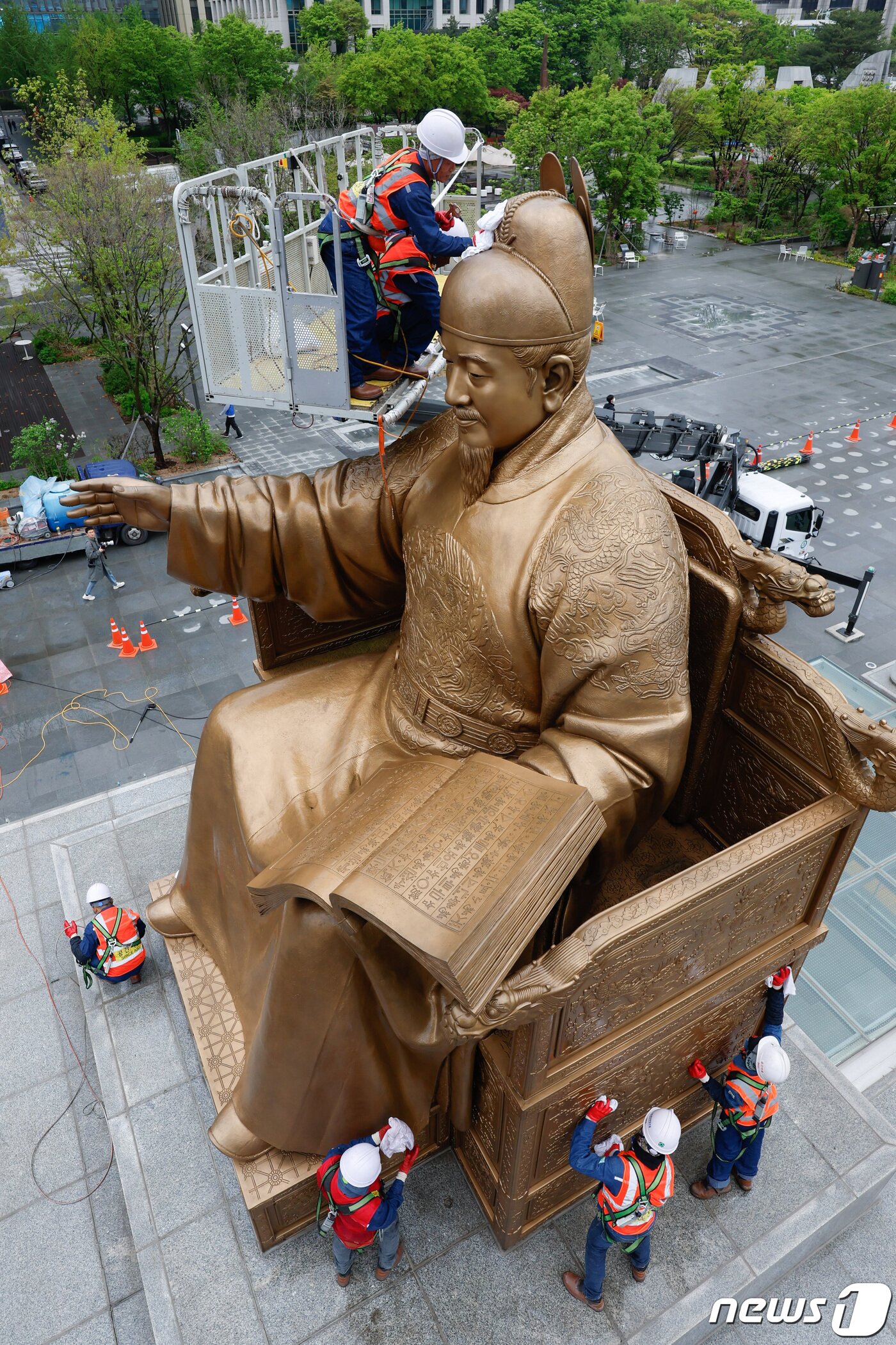 본문 이미지 - 서울시 관계자들이 16일 오전 서울 세종대로 광화문 광장에서 세종대왕 동상을 세척하고 있다. 최근 황사와 미세먼지로 묵은 때가 동상을 두껍게 덮고 있어 세척 작업은 총 4단계(먼지 제거·세척·이물질 제거·코팅)로 이뤄진다. (공동취재) 2024. 4.16/뉴스1 ⓒ News1 김민지 기자