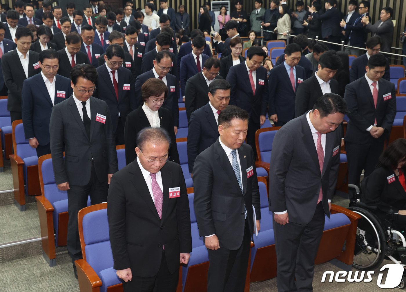 윤재옥 국민의힘 원내대표 겸 당 대표 권한대행 등이 16일 서울 여의도 국회에서 열린 제22대 국회 국민의힘·국민의미래 당선자총회에서 묵념을 하고 있다. 2024.4.16/뉴스1 ⓒ News1 송원영 기자