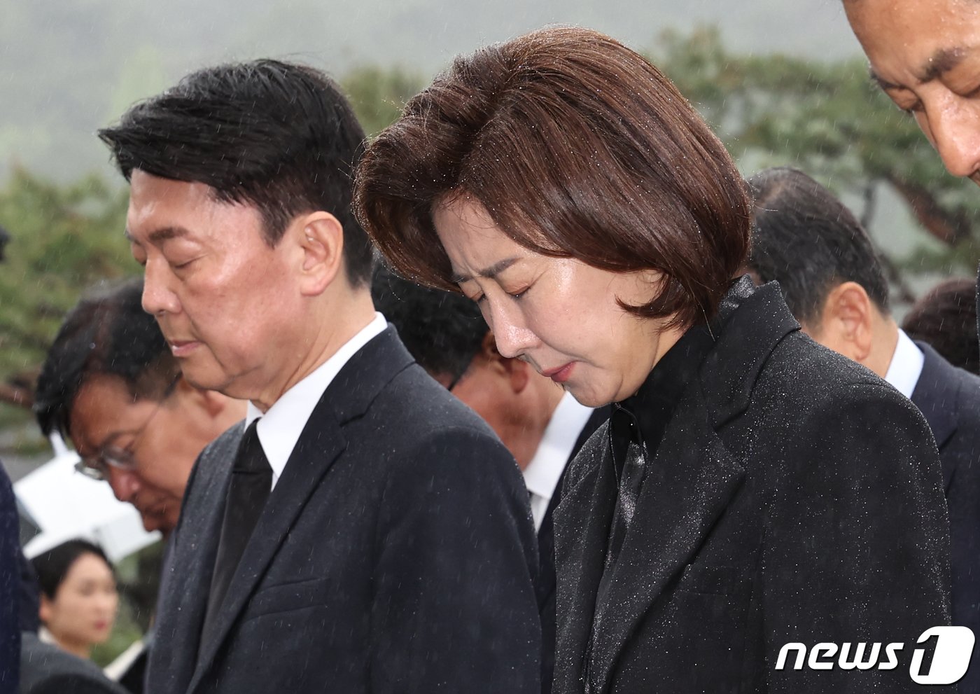본문 이미지 - 국민의힘 안철수(왼쪽), 나경원, 국회의원 당선인이 16일 오전 서울 동작구 국립서울현충원에서 참배하고 있다. 2024.4.16/뉴스1 ⓒ News1 구윤성 기자