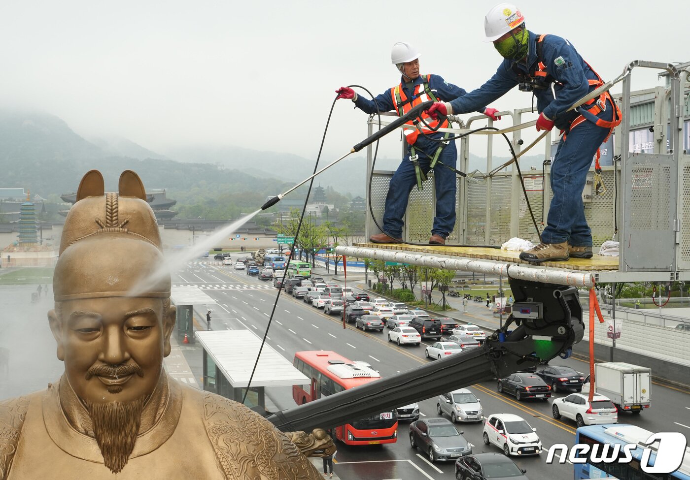 본문 이미지 - 서울시 관계자들이 16일 오전 서울 세종대로 광화문 광장에서 세종대왕 동상을 세척하고 있다. 최근 황사와 미세먼지로 묵은 때가 동상을 두껍게 덮고 있어 세척 작업은 총 4단계(먼지 제거·세척·이물질 제거·코팅)로 이뤄진다. (공동취재) 2024.4.16/뉴스1 ⓒ News1 김민지 기자
