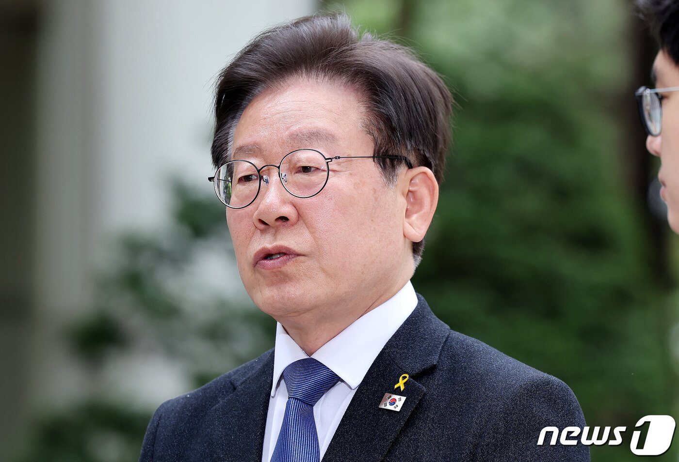 본문 이미지 - 이재명 더불어민주당 대표가 16일 서울 서초구 서울중앙지방법원에서 열린 &#39;대장동 배임·성남FC 뇌물&#39; 관련 특정범죄가중처벌등에관한법률위반&#40;뇌물&#41; 등 공판에 출석하며 취재진 질문에 답하고 있다. 2024.4.16/뉴스1 ⓒ News1 박지혜 기자