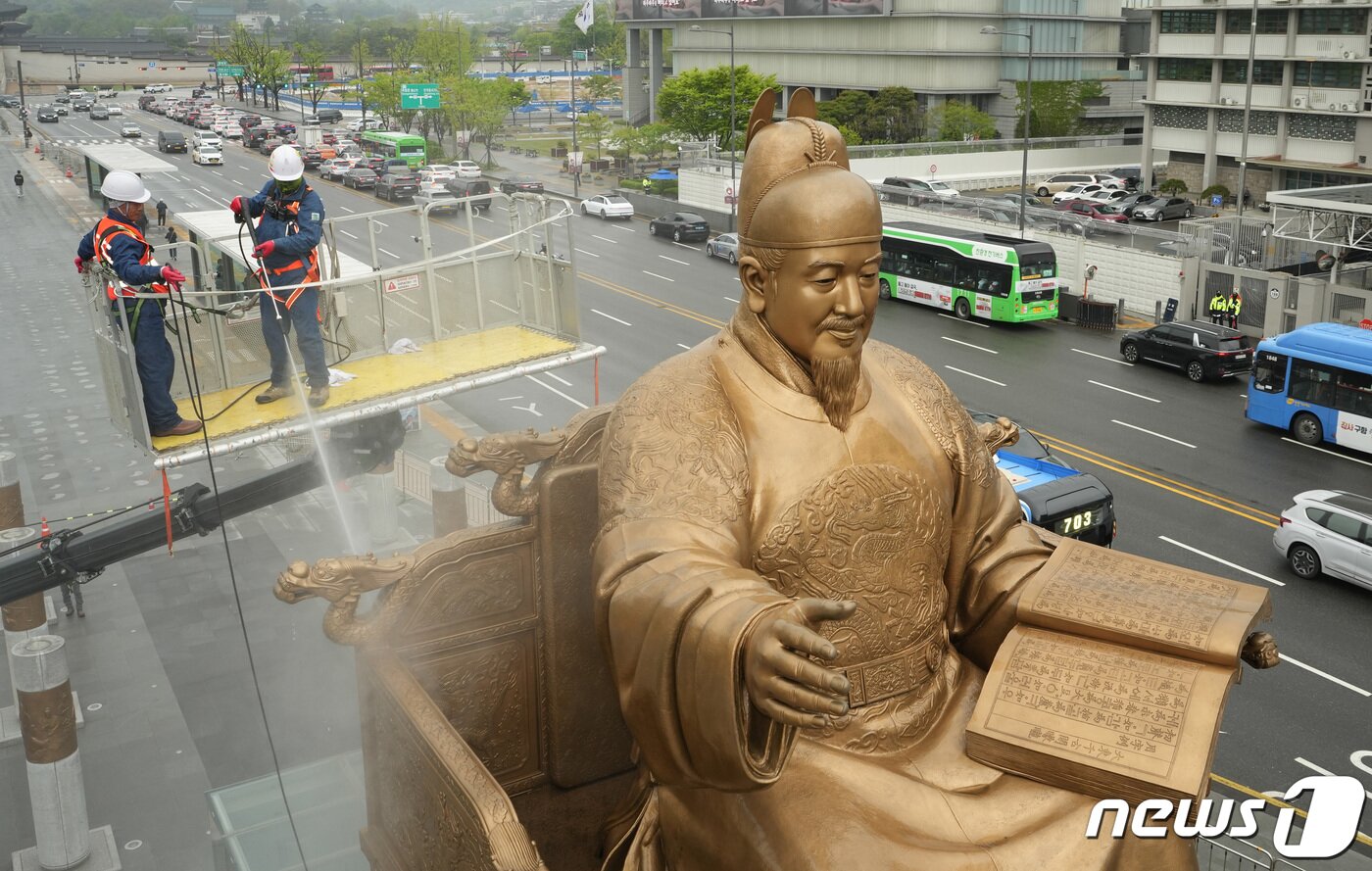 본문 이미지 - 서울시 관계자들이 16일 오전 서울 세종대로 광화문 광장에서 세종대왕 동상을 세척하고 있다. 최근 황사와 미세먼지로 묵은 때가 동상을 두껍게 덮고 있어 세척 작업은 총 4단계(먼지 제거·세척·이물질 제거·코팅)로 이뤄진다. (공동취재) 2024.4.16/뉴스1 ⓒ News1 김민지 기자