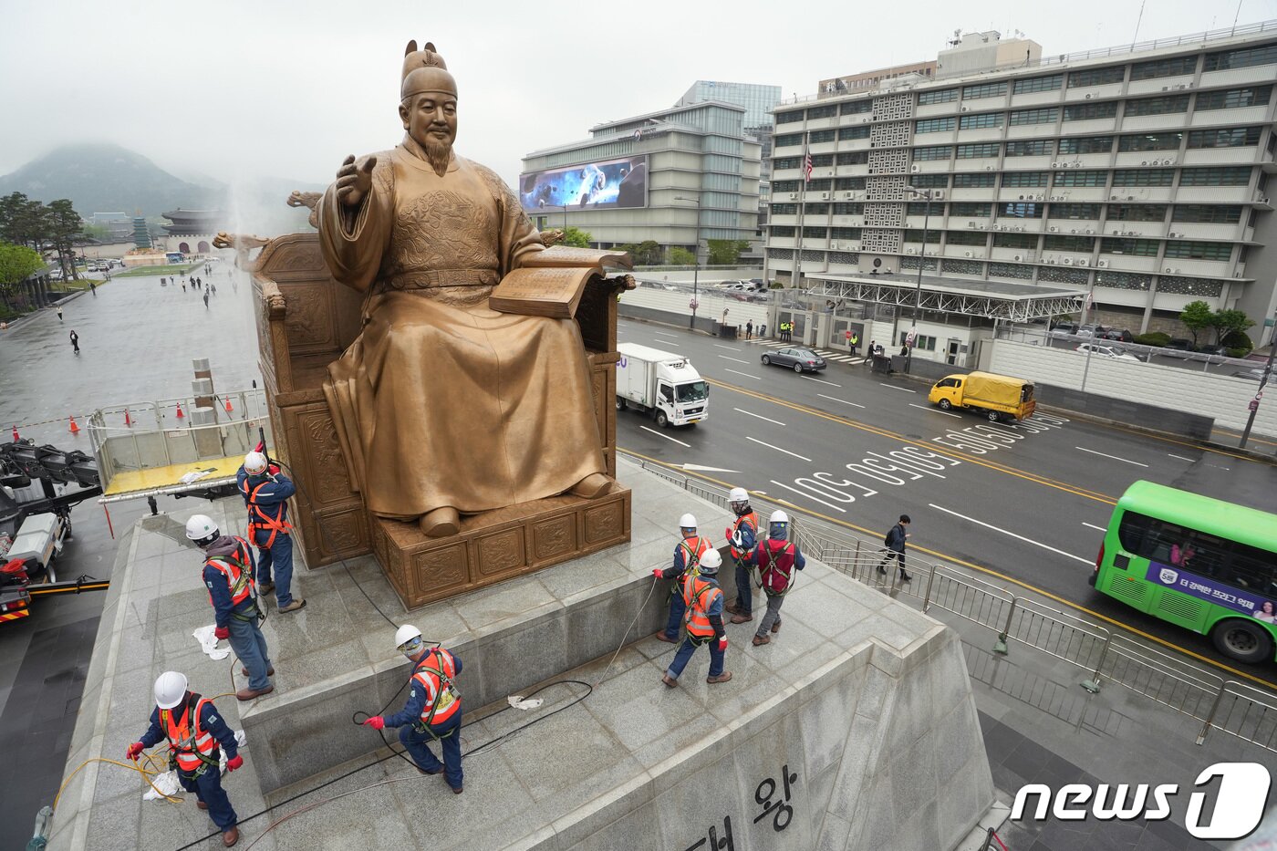 본문 이미지 - 서울시 관계자들이 16일 오전 서울 세종대로 광화문 광장에서 세종대왕 동상을 세척하고 있다. 최근 황사와 미세먼지로 묵은 때가 동상을 두껍게 덮고 있어 세척 작업은 총 4단계(먼지 제거·세척·이물질 제거·코팅)로 이뤄진다. (공동취재) 2024.4.16/뉴스1 ⓒ News1 김민지 기자