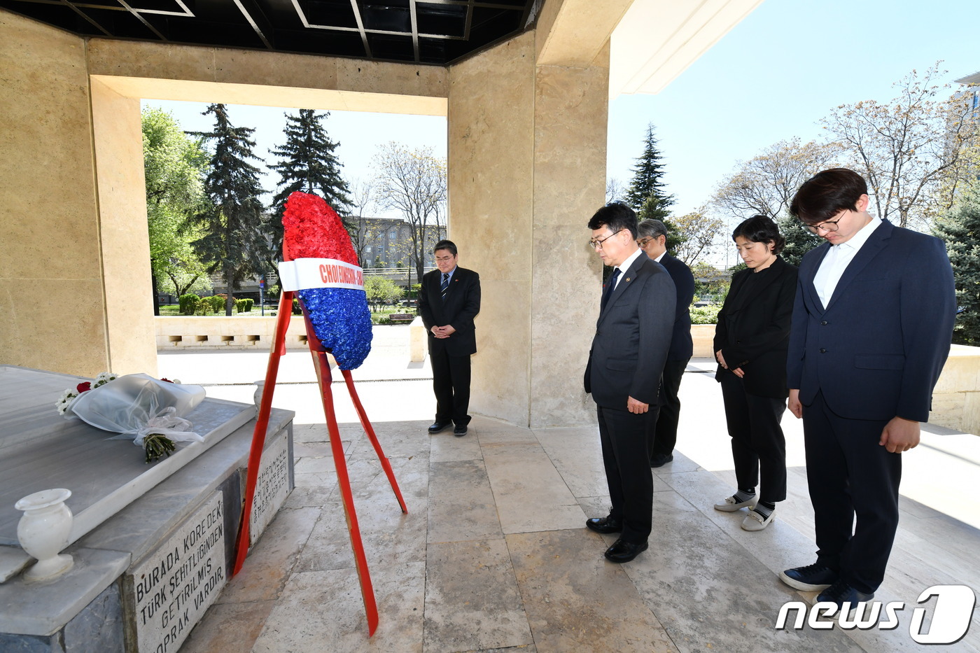 (서울=뉴스1) = 최응천 문화재청장이 15일 오후(현지시간) 6·25 참전 용사들의 이름이 새겨진 터키 앙카라 소재의 한국공원 기념탑을 방문, 헌화한 뒤 관계자들과 묵념하고 있다 …