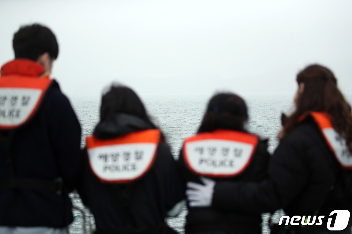 본문 이미지 - 세월호 참사 10주기인 16일 전남 진도군 동거차도 앞 세월호 침몰 해역에서 추모식이 엄수되고 있다. 2024.4.16/뉴스1 ⓒ News1 이수민 기자