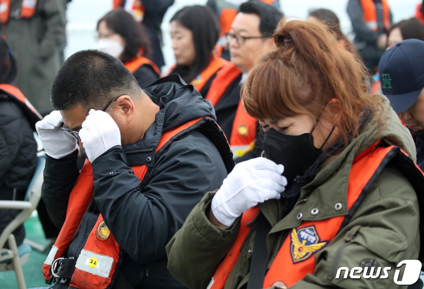 세월호 참사 10주기인 16일 전남 진도군 동거차도 앞 세월호 침몰 해역에서 추모식이 엄수되고 있다. 2024.4.16/뉴스1 ⓒ News1 이수민 기자