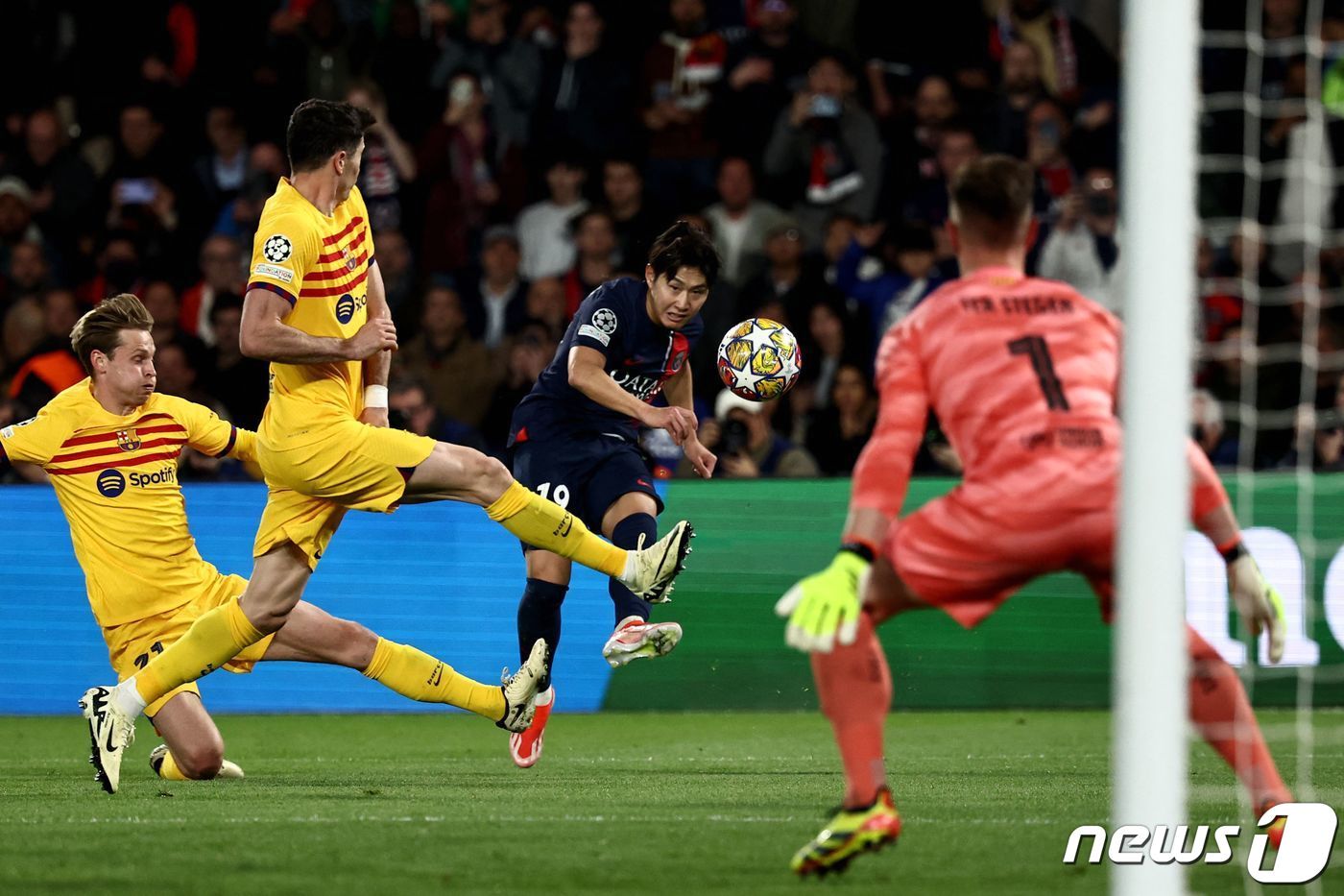 바르셀로나와의 UCL 8강 1차전에서 뛰었던 이강인.  ⓒ AFP=뉴스1