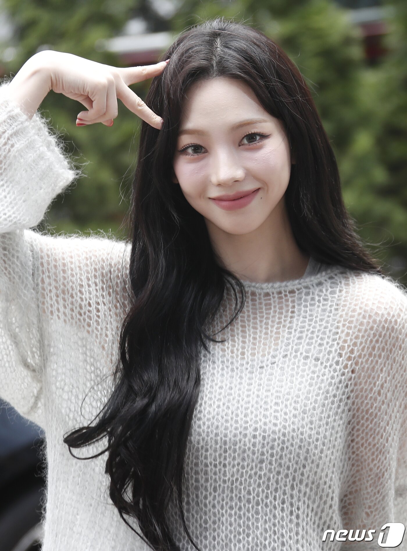 본문 이미지 - 에스파 카리나가 '싱크로유' 녹화를 위해 16일 서울 영등포구 KBS에 도착해 귀여운 포즈를 취하고 있다. ⓒ News1 권현진 기자
