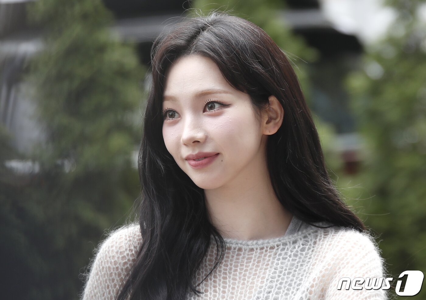 본문 이미지 - 에스파 카리나가 '싱크로유' 녹화를 위해 16일 서울 영등포구 KBS에 도착해 미소를 짓고 있다. ⓒ News1 권현진 기자