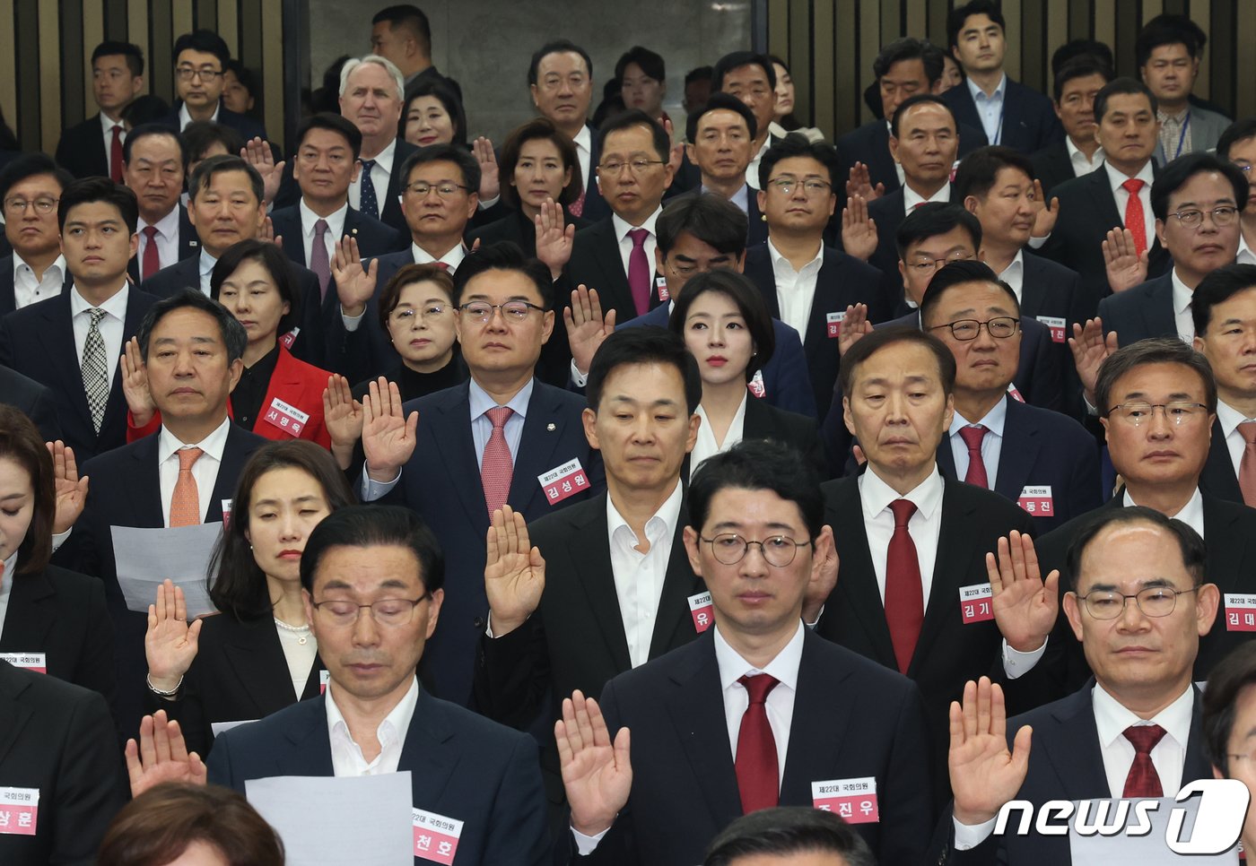 국민의힘과 국민의미래 당선자들이 16일 서울 여의도 국회에서 열린 제22대 국회 국민의힘·국민의미래 당선자총회에서 결의문 낭독을 하고 있다. 2024.4.16/뉴스1 ⓒ News1 송원영 기자