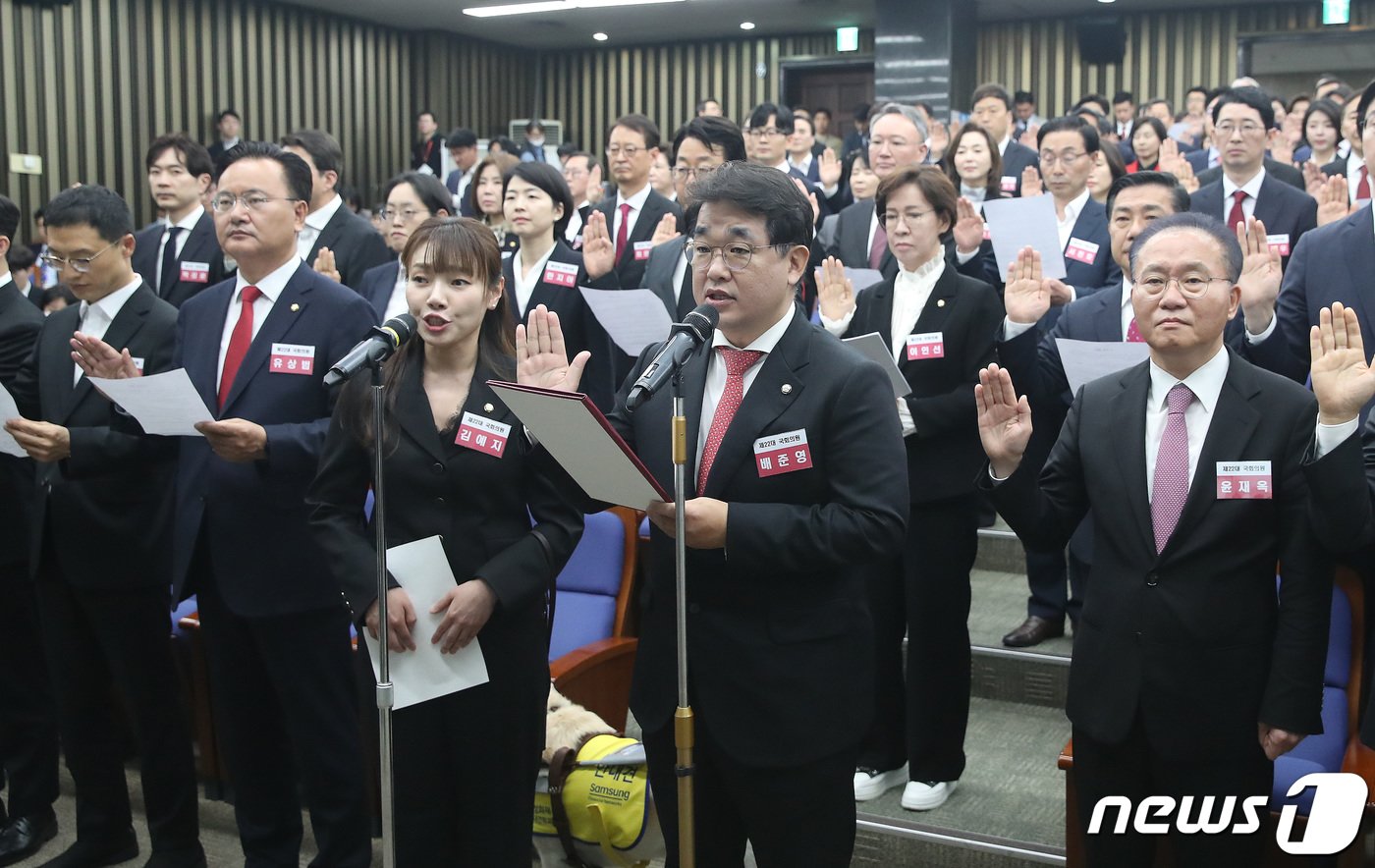 윤재옥 국민의힘 원내대표 겸 당 대표 권한대행 및 당선자들이 16일 서울 여의도 국회에서 열린 제22대 국회 국민의힘·국민의미래 당선자총회에서 결의문 낭독을 하고 있다. 2024.4.16/뉴스1 ⓒ News1 임세영 기자