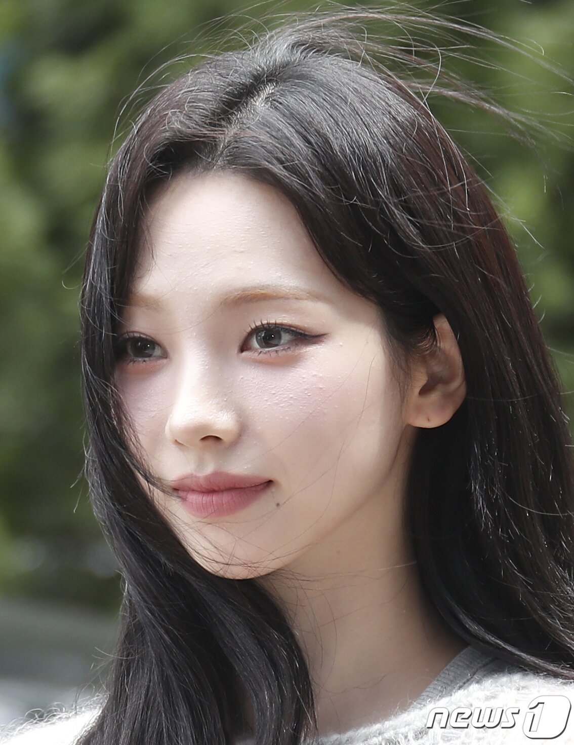 본문 이미지 - 에스파 카리나가 '싱크로유' 녹화를 위해 16일 서울 영등포구 KBS에 도착해 매력을 발산하고 있다. ⓒ News1 권현진 기자