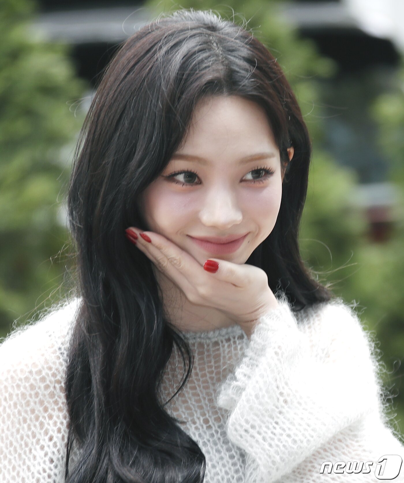본문 이미지 - 에스파 카리나가 '싱크로유' 녹화를 위해 16일 서울 영등포구 KBS에 도착해 '아궁빵' 포즈를 취하고 있다. ⓒ News1 권현진 기자