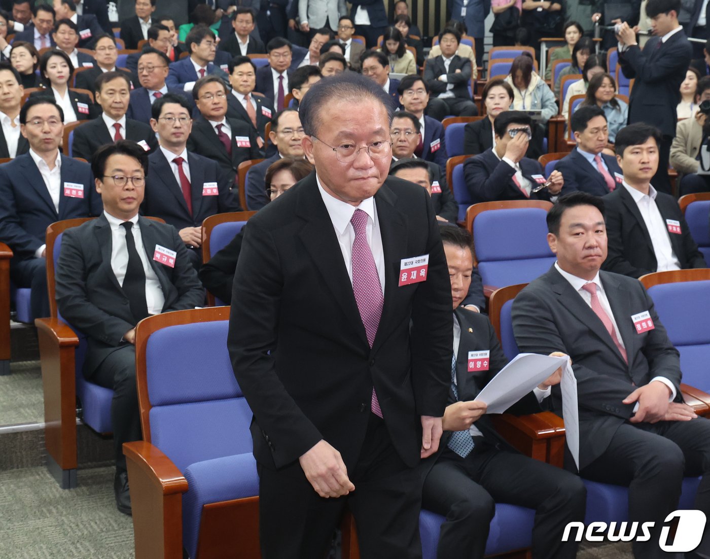 윤재옥 국민의힘 원내대표 겸 당 대표 권한대행이 16일 서울 여의도 국회에서 열린 제22대 국회 국민의힘·국민의미래 당선자총회에서 발언대로 향하고 있다. 2024.4.16/뉴스1 ⓒ News1 송원영 기자