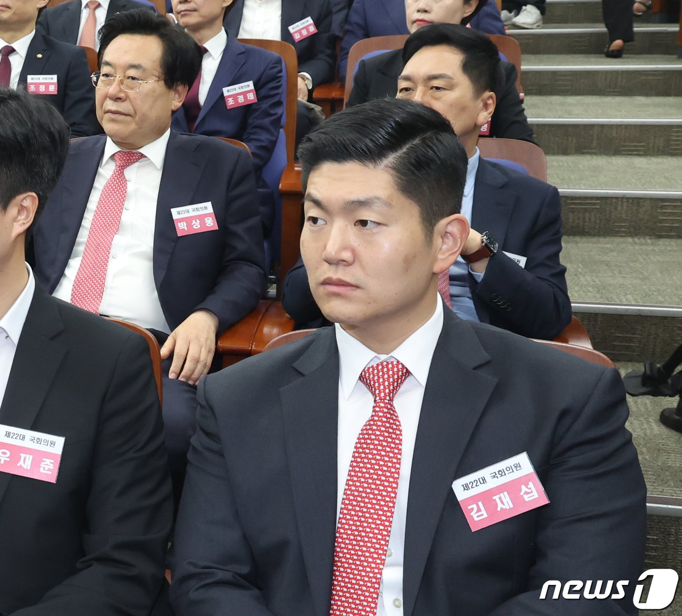 본문 이미지 - 김재섭 국민의힘 당선인이 16일 서울 여의도 국회에서 열린 제22대 국회 국민의힘·국민의미래 당선자총회에 참석하고 있다. 2024.4.16/뉴스1 ⓒ News1 송원영 기자