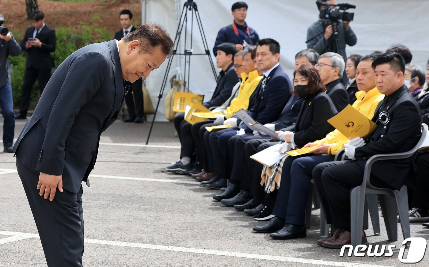 이상민 행정안전부 장관이 16일 오전 인천 부평구 인천가족공원에서 열린 세월호 참사 일반인 희생자 10주기 추모식에 참석해 추모사를 마친 뒤 고개 숙여 인사하고 있다. 2024.4.16/뉴스1 ⓒ News1 김진환 기자