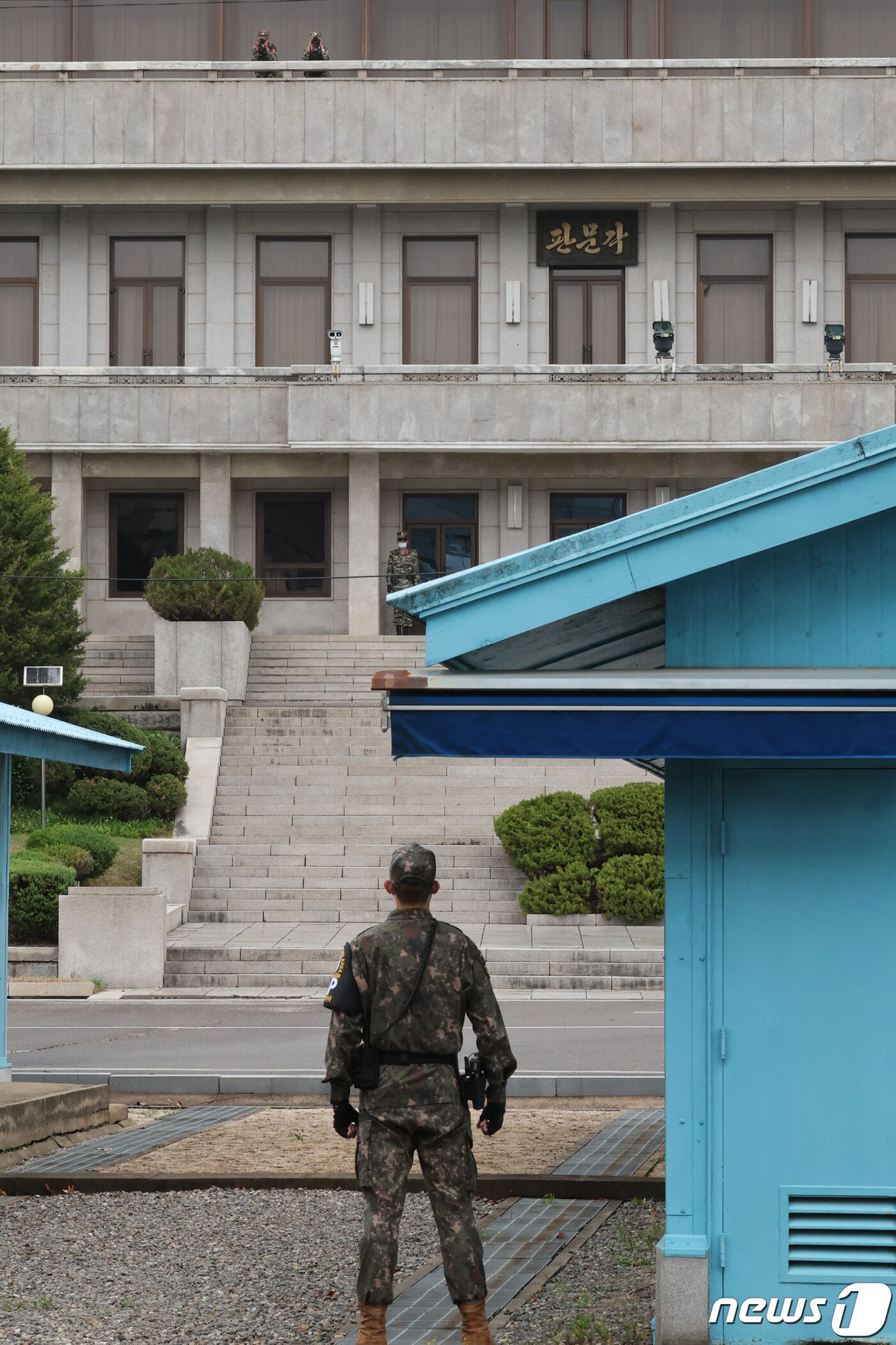 본문 이미지 -  경기 파주시 판문점에서 남, 북한 군인들이 근무하고 있다. 2024.4.16/뉴스1 ⓒ News1 청사사진기자단