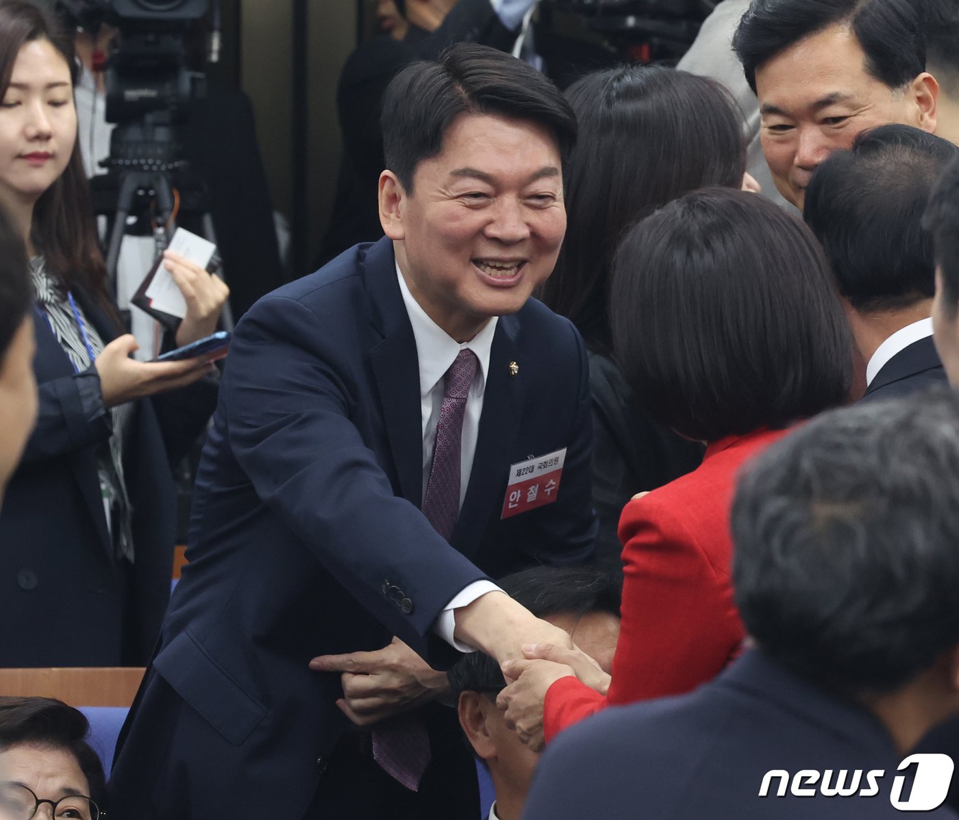 본문 이미지 - 안철수국민의힘 의원이 16일 서울 여의도 국회에서 열린 제22대 국회 국민의힘·국민의미래 당선자총회에 참석하고 있다. 2024.4.16/뉴스1 ⓒ News1 송원영 기자