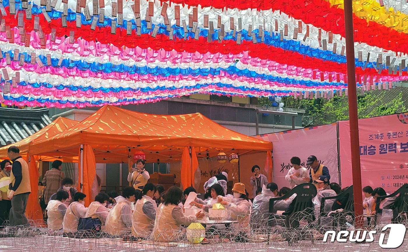 본문 이미지 - 부처님 오신날을 한 달여 앞둔 16일 오후 서울 종로구 조계사에서 불자들이 연등을 만들고 있다. 2024.4.16/뉴스1