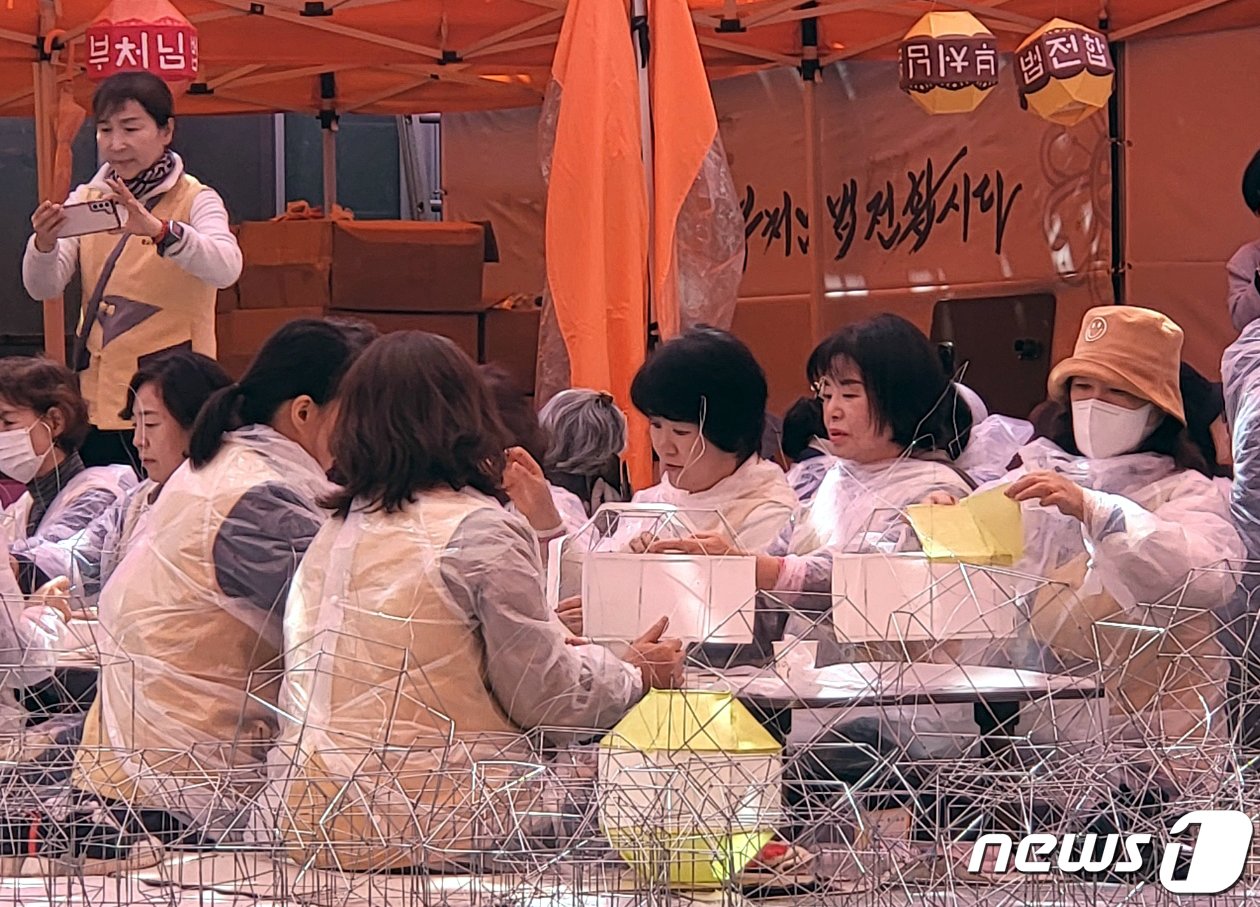 부처님 오신날을 한 달여 앞둔 16일 오후 서울 종로구 조계사에서 불자들이 연등을 만들고 있다. 2024.4.16/뉴스1