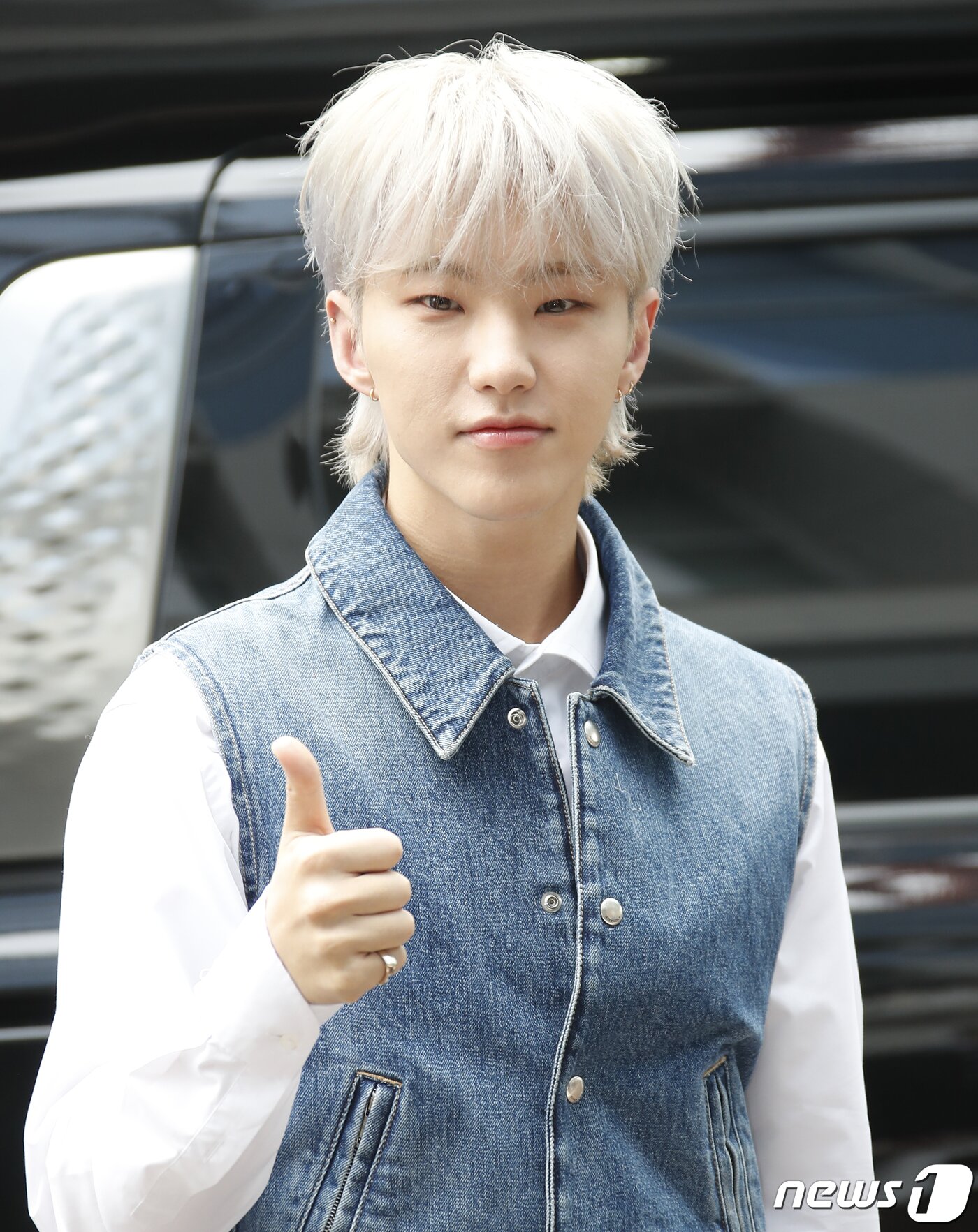 본문 이미지 - 세븐틴 호시가 '싱크로유' 녹화를 위해 16일 서울 영등포구 KBS에 도착해 엄지를 치켜들고 있다. ⓒ News1 권현진 기자