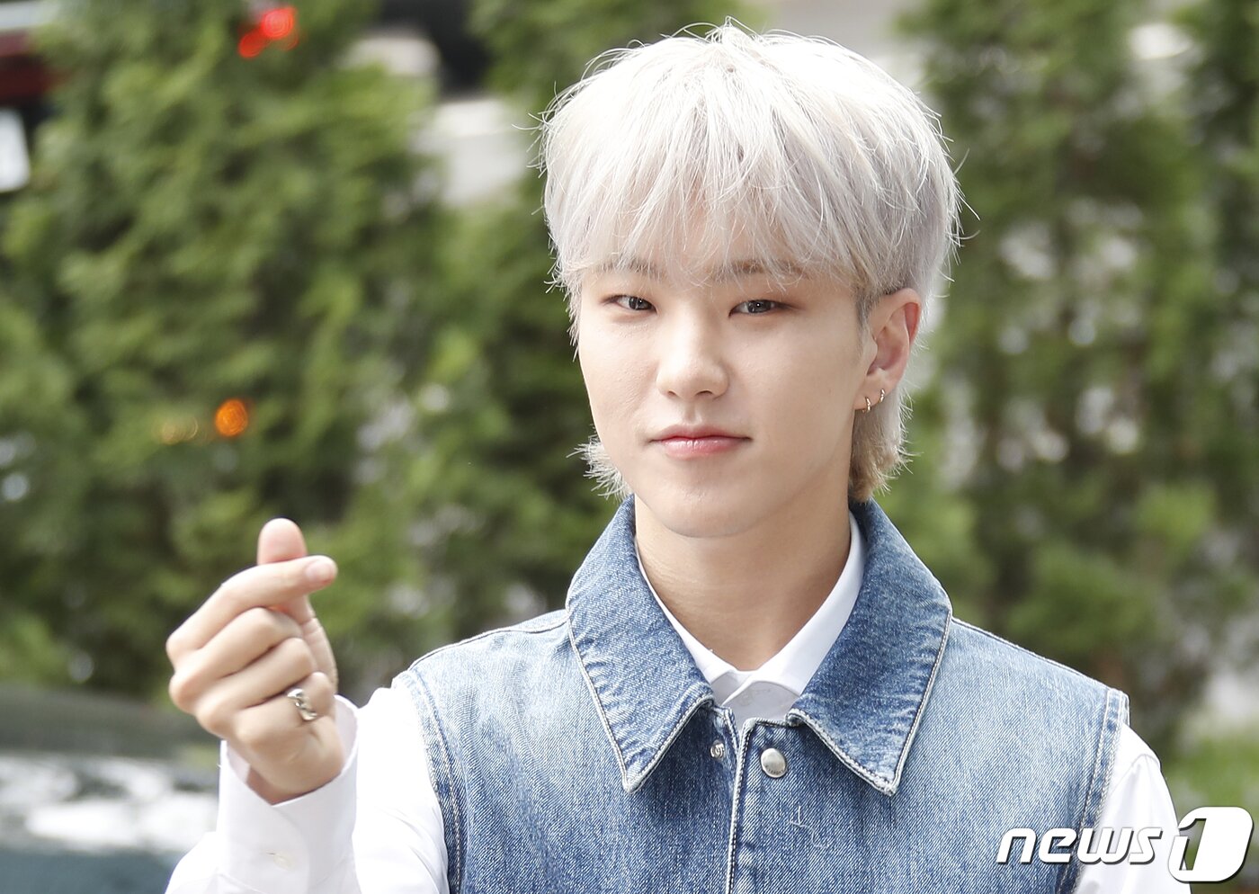 본문 이미지 - 세븐틴 호시가 '싱크로유' 녹화를 위해 16일 서울 영등포구 KBS에 도착해 하트를 그리고 있다. 2024.4.16/뉴스1 ⓒ News1 권현진 기자