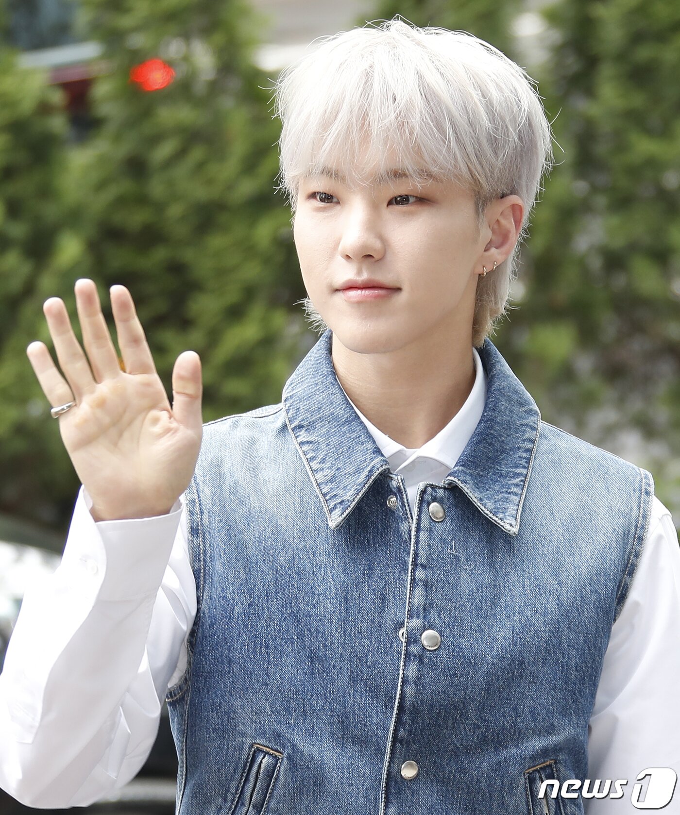 본문 이미지 - 세븐틴 호시가 '싱크로유' 녹화를 위해 16일 서울 영등포구 KBS에 도착해 손 인사를 하고 있다. ⓒ News1 권현진 기자