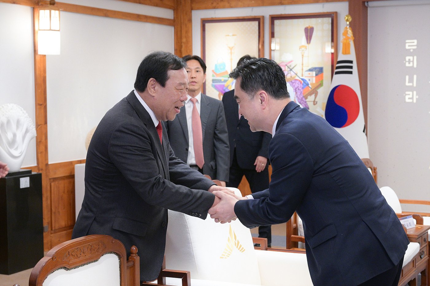 새로운미래 세종갑 김종민 당선인&#40;오른쪽&#41;이 16일 오전 세종시청을 방문해 최민호 시장과 악수를 나누고 있다. &#40;세종시 제공&#41; / 뉴스1