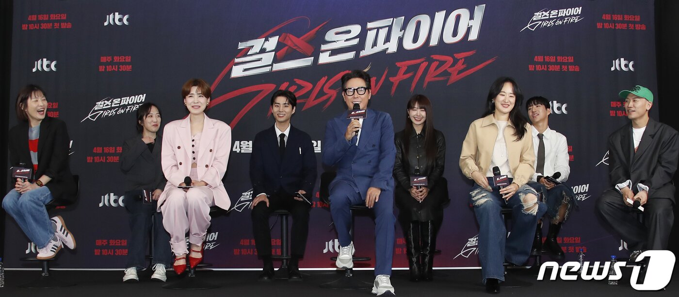 본문 이미지 - 가수 윤종신(가운데)이 16일 서울 마포구 스탠포드호텔코리아에서 열린 JTBC 새 오디션 프로그램 '걸스 온 파이어' 제작발표회에서 인사말을 하고 있다. '걸스 온 파이어'는 개성 넘치는 보컬 실력자들이 모여 'NEW K팝' 여성 보컬 그룹의 탄생을 그리는 JTBC의 신규 오디션 프로그램이다. 2024.4.16/뉴스1 ⓒ News1 권현진 기자
