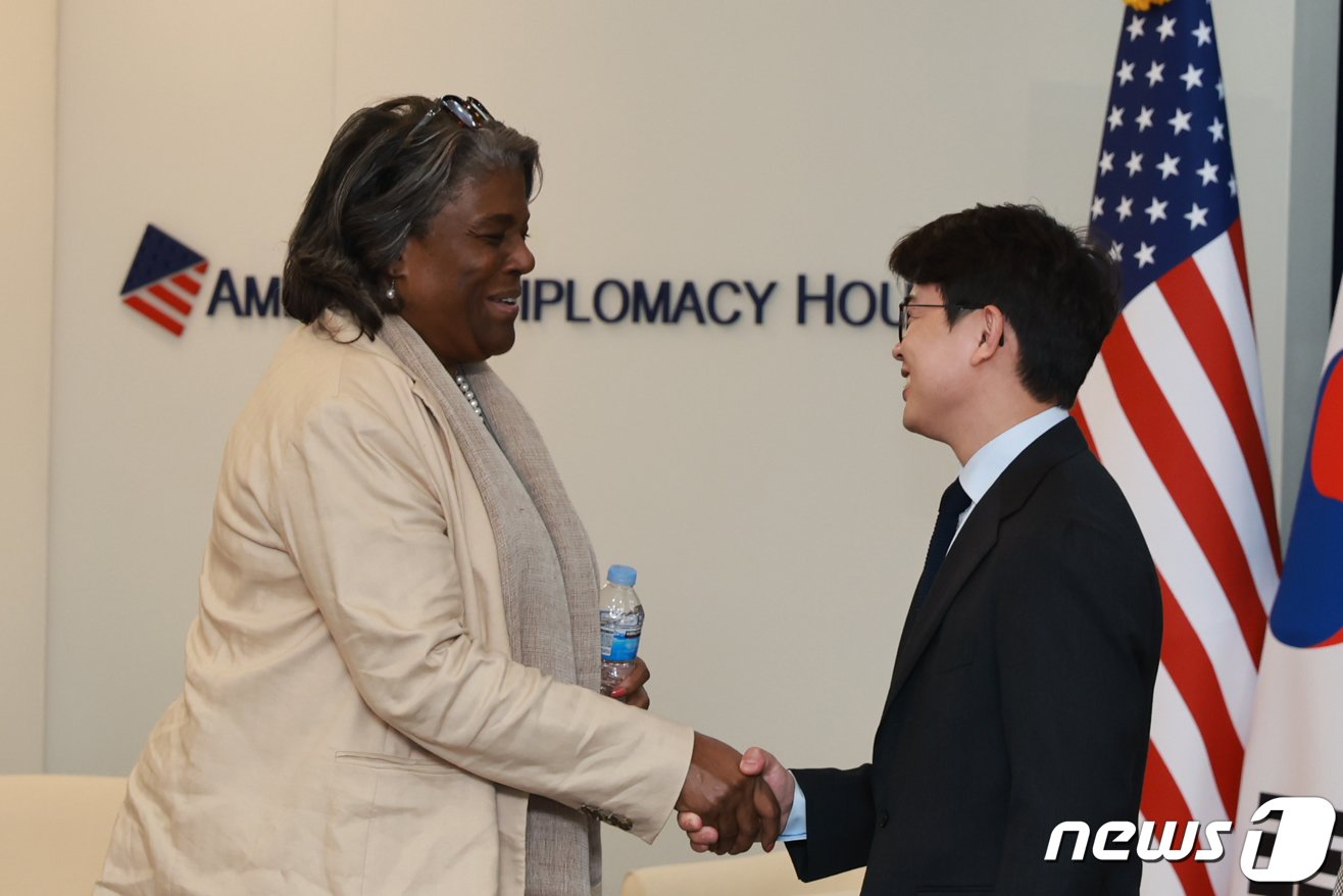 본문 이미지 - 린다 토마스-그린필드 주유엔&#40;UN&#41; 미국대사가 지난 4월 오후 서울 용산구 아메리칸 디플로머시 하우스에서 열린 탈북청년들과의 간담회에서 참석자와 인사를 나누고 있다. 2024.4.16/뉴스1 ⓒ News1 청사사진기자단