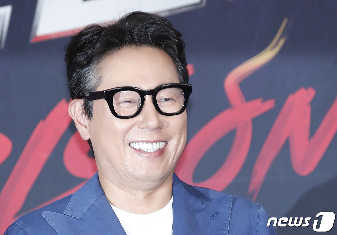 본문 이미지 - 가수 윤종신이 16일 서울 마포구 스탠포드호텔코리아에서 열린 JTBC 새 오디션 프로그램 '걸스 온 파이어' 제작발표회에서 포즈를 취하고 있다. '걸스 온 파이어'는 개성 넘치는 보컬 실력자들이 모여 'NEW K팝' 여성 보컬 그룹의 탄생을 그리는 JTBC의 신규 오디션 프로그램이다. 2024.4.16/뉴스1 ⓒ News1 권현진 기자