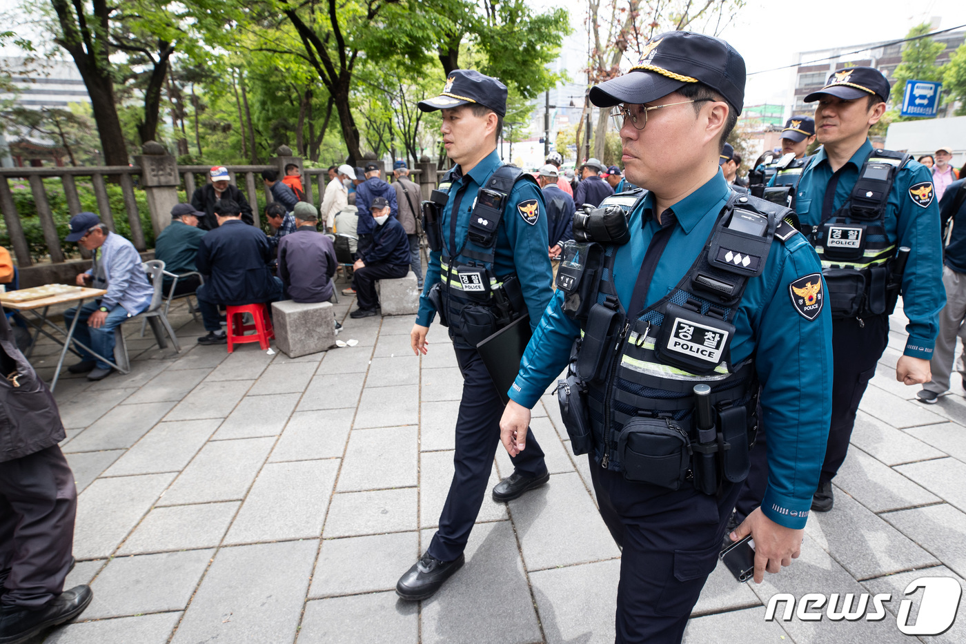 (서울=뉴스1) 유승관 기자 = 경찰 기동순찰대가 16일 서울 종로 일대를 순찰하고 있다.서울 기동순찰대는 총 388명으로 이뤄진 4개 순찰대가 서울을 4개 권역으로 나눠 활동하면 …