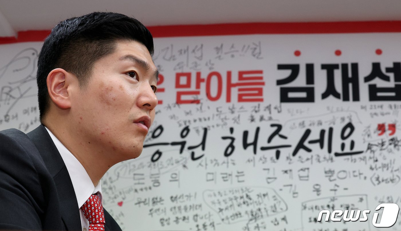 본문 이미지 - 4·10 총선 서울 도봉갑 국민의힘 김재섭 당선인이 지난 16일 서울 도봉구 김재섭 당선인 사무실에서 뉴스1과 인터뷰 하고 있다. 2024.4.17/뉴스1 ⓒ News1 장수영 기자