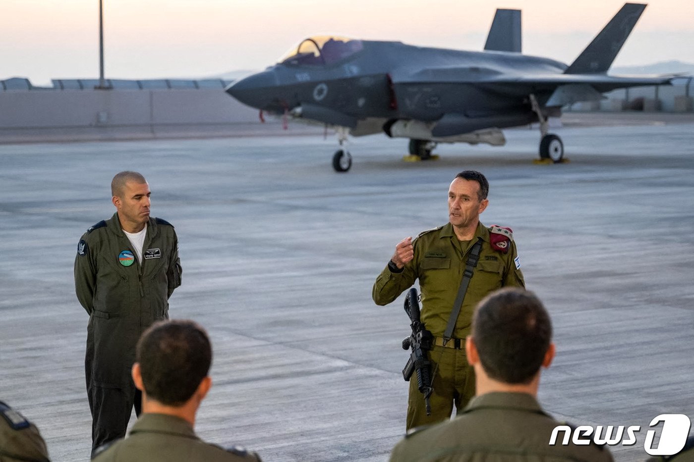 본문 이미지 - 남부 이스라엘 소재 네비팀 공군기지를 찾은 헤르치 할레비 당시 이스라엘 합참의장이 F-35 스텔스 전투기를 배경으로 장병들에게 이란의 공격에 상시 보복할 태세를 갖출 것을 주문하고 있다. &#40;자료사진&#41; 2024.04.16 ⓒ AFP=뉴스1 ⓒ News1 권진영기자