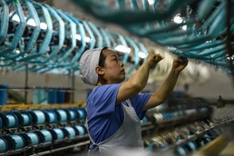 [포토] 비단을 생산하는 중국 섬유회사 직원
